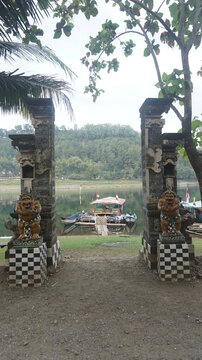 
The temple gate which is located on the edge of the lake is clear and wide. Travel photos