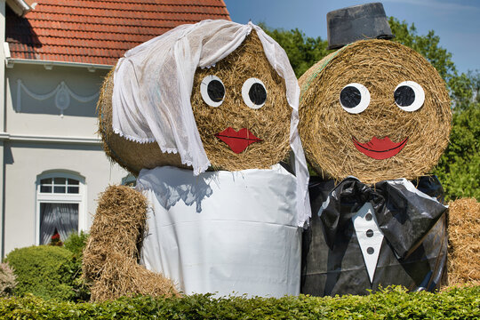 Figur Hochzeit Brautpaar Hochzeit P&auml;rchen als Strohpuppe - Ehepaar kreativ dargestellt von Heuballen im Bauernhof - frisch verheiratet - just marriage