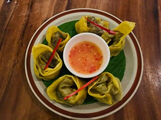 Raviolis et sauce aigre douce, plat cambodgien