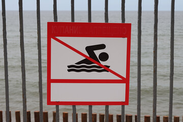 Plate prohibiting swimming in the sea