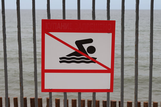 Plate prohibiting swimming in the sea
