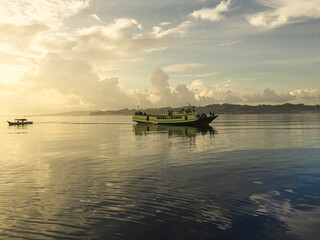 Fototapeta na wymiar Morgenstimmung über dem Meer - Indonesien