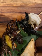 Brochette de scorpion et tarentule