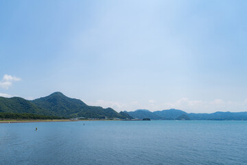 夏の海と対岸の景色
