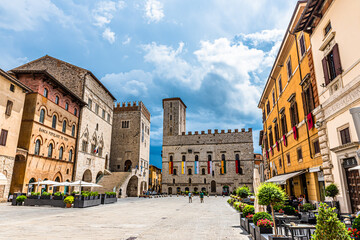 Todi, una terrazza sull’Umbria, un gioiello di arte e cultura - obrazy, fototapety, plakaty