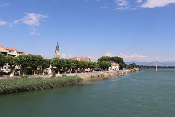 Obraz premium Le village de Tain l'Hermitage au bord du fleuve Rhône, ville de Tain l'Hermitage, département de la Drôme, France