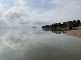 Fototapeta premium Fleuve Irrawaddy à Kratie, Cambodge