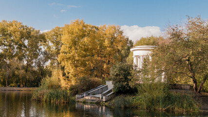 Fototapeta na wymiar Old park in the fall. View of the lake and the white rotunda. Kharitonovsky Park, Yekaterinburg, Russia