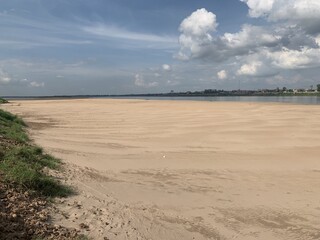 Plage sur le Mékong à Kratie, Cambodge
