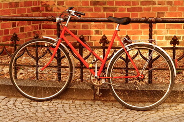 Fototapeta na wymiar red bike on brick wall background