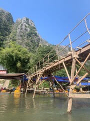 Pont en bois à Vang Vieng, Laos