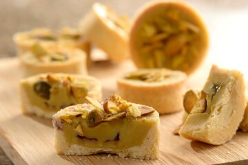 Torta de Pistache com geleia de cereja