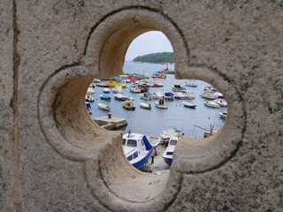 Blick auf den Altstadthafen in Dubrovnik durch eine Rosette