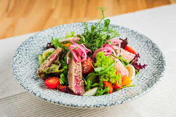 A tuna fillet salad with lettuce and vegetables