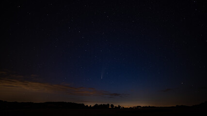 Fototapeta na wymiar Komet am Himmel bei Nacht in guter Auflösung. Geeignet für Himmel Austausch oder Hintergrund
