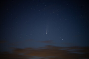 Obraz na płótnie Canvas Komet am Himmel bei Nacht in guter Auflösung. Geeignet für Himmel Austausch oder Hintergrund