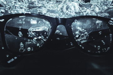 Brille fällt ins Wasser. Keine Sonnenbrille