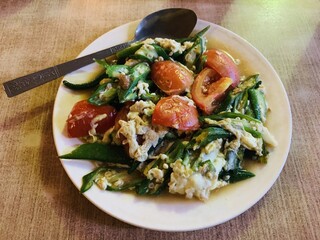 Salade ocra, tomate, haricot, plat birman