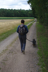 Frau wandert mit Hund