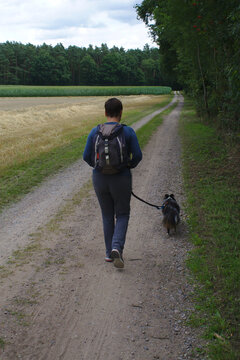 Frau wandert mit Hund