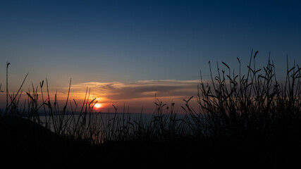 panorama con mare e collina al tramonto