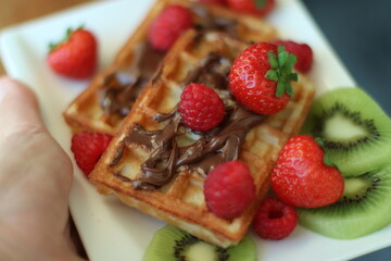 Obstwaffeln auf Teller.