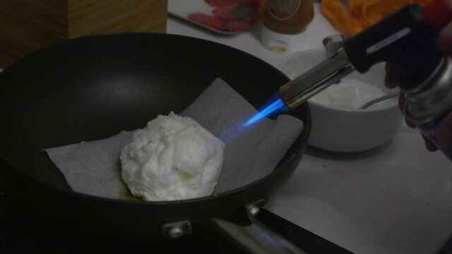 cocinando un huevo con soplete