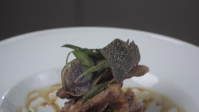 Plato de comida con carne y trufa negra