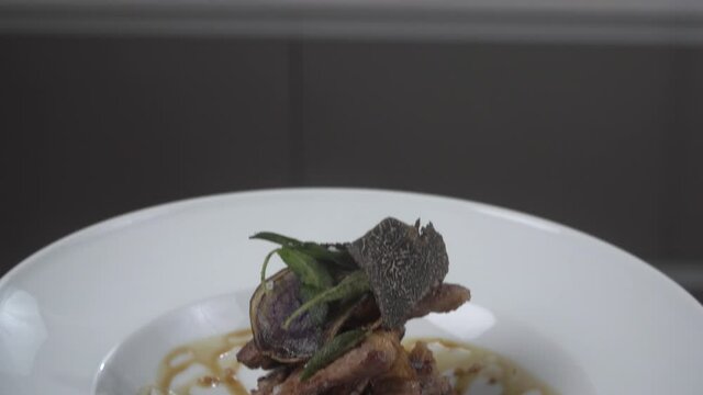 Plato de comida con carne y trufa negra