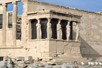 Obraz premium Caryatids on Acropolis Hill near Parthenon in Athens 