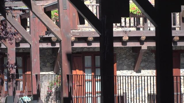 Casa rustica de piedra y madera. v&iacute;deo 4k