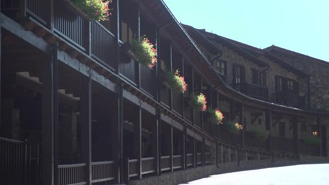 Casa rustica de piedra y madera. v&iacute;deo 4k