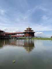 Obraz premium Temple Shwe Yaunghwe Kyaung au lac Inle, Myanmar