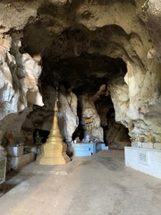 Temple dans une grotte au lac Inle, Myanmar