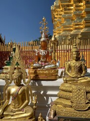 Fototapeta premium Bouddhas du Wat Phrathat Doi Suthep à Chiang Mai, Thaïlande