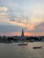 Coucher de soleil sur le Wat Arun à Bangkok, Thaïlande