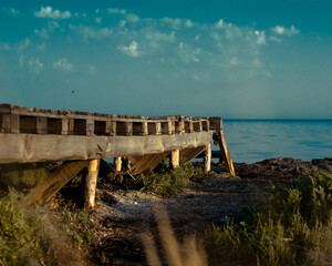 Obraz premium wooden bridge over the sea