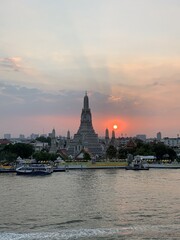 Fototapeta na wymiar Coucher de soleil sur le Wat Arun à Bangkok, Thaïlande