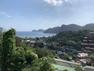 Baie et paysage urbain à Ko Phi Phi, Thaïlande