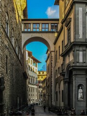 Fototapeta na wymiar Windows on bridge in florence