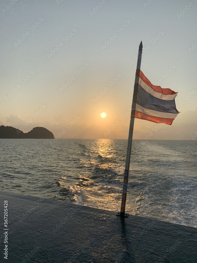 Wall mural Drapeau thaïlandais au coucher de soleil à Ko Pha Ngan, Thaïlande	