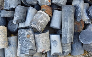 Rock cylinders of different types and colors mined in field tests to build a dam.