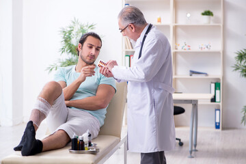 Obraz premium Young leg injured man in the hospital