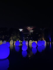 Œufs lumineux bleues sur le canal des jardins de la Baie à Singapour	