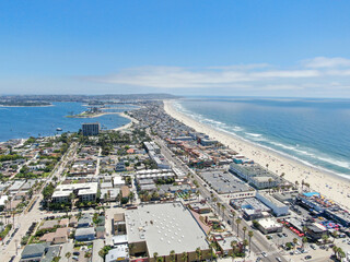 Fototapeta premium Aerial view of Mission Bay and Pacific Beach in San Diego, California. USA. Community built on a sandbar with villas, sea port and recreational Mission Bay Park. Californian beach-lifestyle.