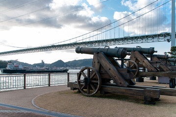 Fototapeta na wymiar 下関の関門橋と大砲
