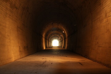 Fototapeta na wymiar トンネルの先の光