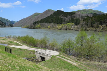 日本三大急流 最上川（もがみがわ）／ 山形県内の源流から河口まで流れる日本三大急流の一つ、最上川です。一つの都府県のみを流域とする河川としては、延長229kmと国内最長の大河川です。