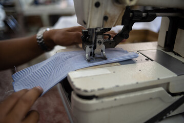 maquina de cocer en fabrica de indumentaria