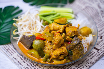 Rice noodles with spicy curry with chicken